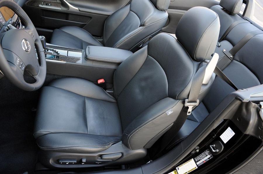  Lexus IS350C F-Sport 2010 года  (фото 17 из 36)